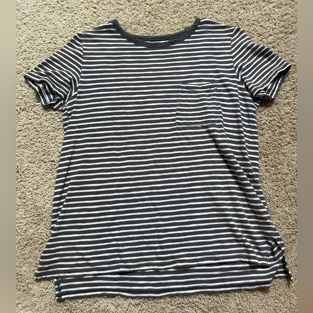 American Eagle gray and white stripped T-shirt.